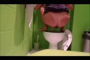 Candy Nice ass shit in the toilet