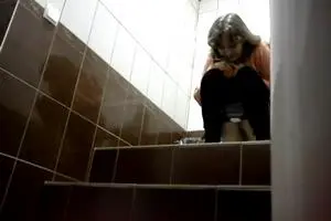 Woman recorded a hidden camera in the toilet